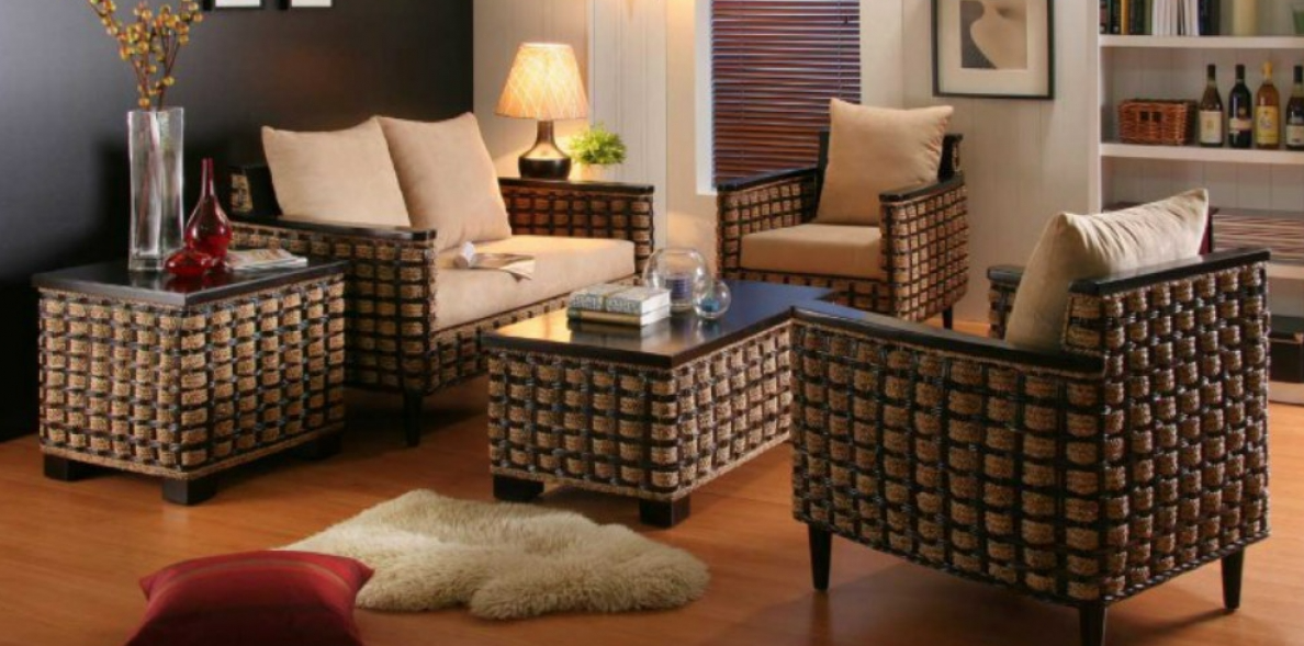 Meja kayu dengan kursi rotan di ruang tamu bergaya alami.